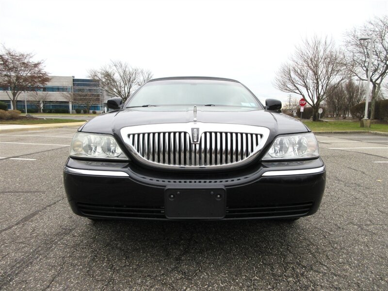 2003 Lincoln Town Car Executive Limousine - Photo 13 - Bohemia, NY 11716
