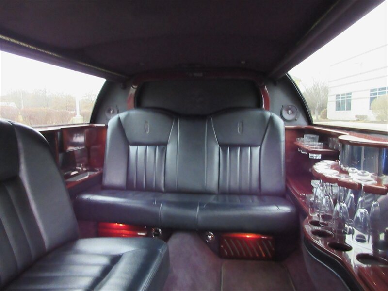 2003 Lincoln Town Car Executive Limousine - Photo 44 - Bohemia, NY 11716