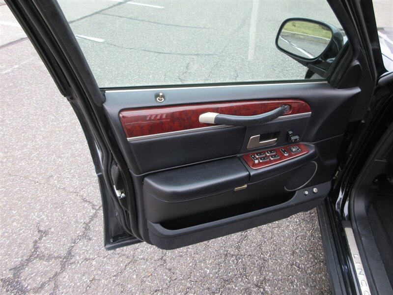 2003 Lincoln Town Car Executive Limousine - Photo 21 - Bohemia, NY 11716
