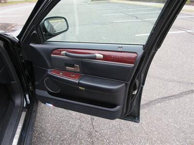 2003 Lincoln Town Car Executive Limousine - Photo 34 - Bohemia, NY 11716