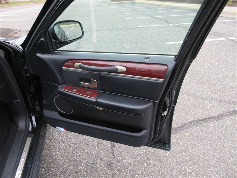 2003 Lincoln Town Car Executive Limousine - Photo 34 - Bohemia, NY 11716