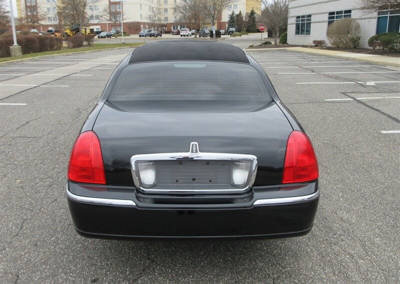 2003 Lincoln Town Car Executive Limousine - Photo 16 - Bohemia, NY 11716