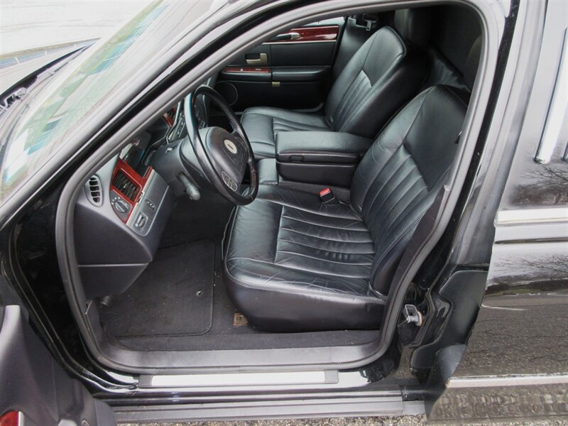 2003 Lincoln Town Car Executive Limousine - Photo 24 - Bohemia, NY 11716