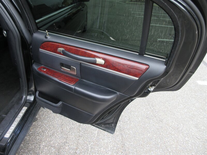 2003 Lincoln Town Car Executive Limousine - Photo 41 - Bohemia, NY 11716