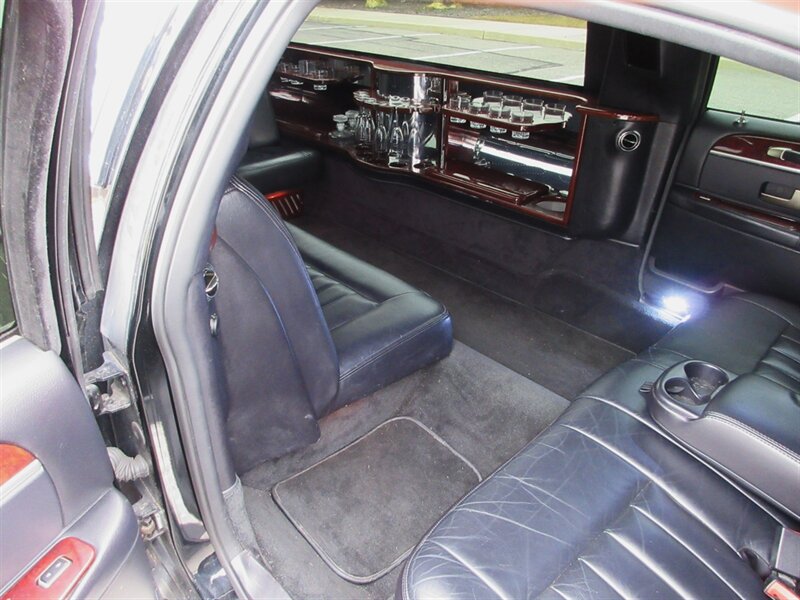 2003 Lincoln Town Car Executive Limousine - Photo 36 - Bohemia, NY 11716