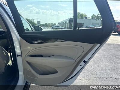 2018 Buick Regal TourX Essence   - Photo 17 - Roselle, IL 60172