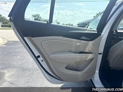 2018 Buick Regal TourX Essence   - Photo 14 - Roselle, IL 60172