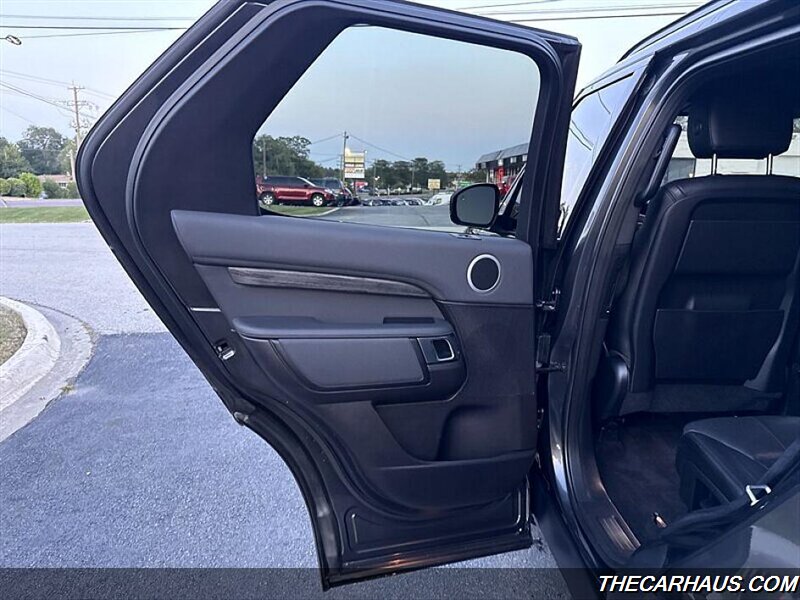 2017 Land Rover Discovery HSE   - Photo 14 - Roselle, IL 60172