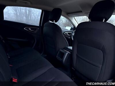 2015 Chrysler 200 Series Limited   - Photo 16 - Roselle, IL 60172