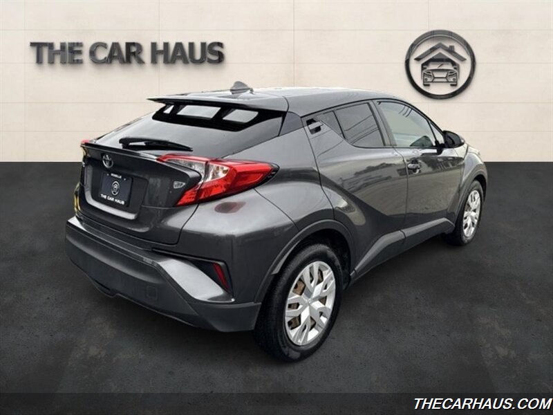 2021 Toyota C-HR LE photo 3