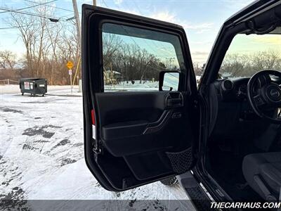 2012 Jeep Wrangler Unlimited Sahara   - Photo 14 - Roselle, IL 60172