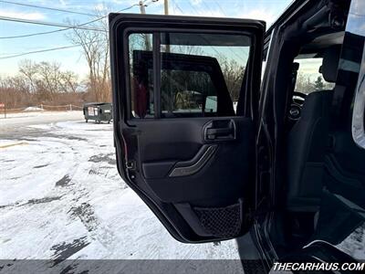 2012 Jeep Wrangler Unlimited Sahara   - Photo 16 - Roselle, IL 60172