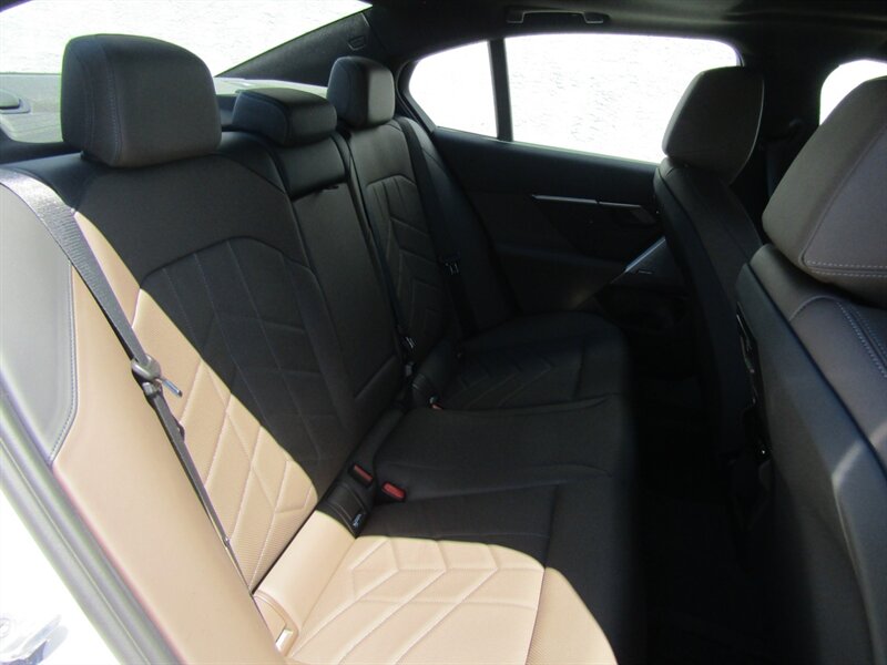 2025 BMW i5 AWD,PREM PKG,TECH PKG,HUD,SILVER CERTIFIED - Photo 18 - Haddon Twp, NJ 08107