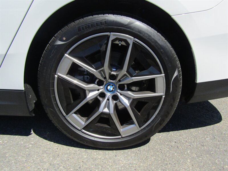 2025 BMW i5 AWD,PREM PKG,TECH PKG,HUD,SILVER CERTIFIED - Photo 36 - Haddon Twp, NJ 08107