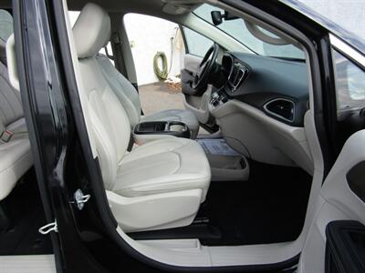 2021 Chrysler Voyager LXI,LEATHER,PWR PKG,CONV PKG,RVC,SILVER CERTIFIED   - Photo 14 - Haddon Twp, NJ 08107