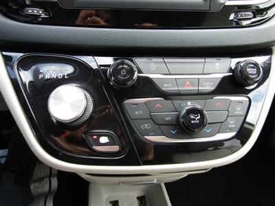 2021 Chrysler Voyager LXI,LEATHER,PWR PKG,CONV PKG,RVC,SILVER CERTIFIED   - Photo 25 - Haddon Twp, NJ 08107