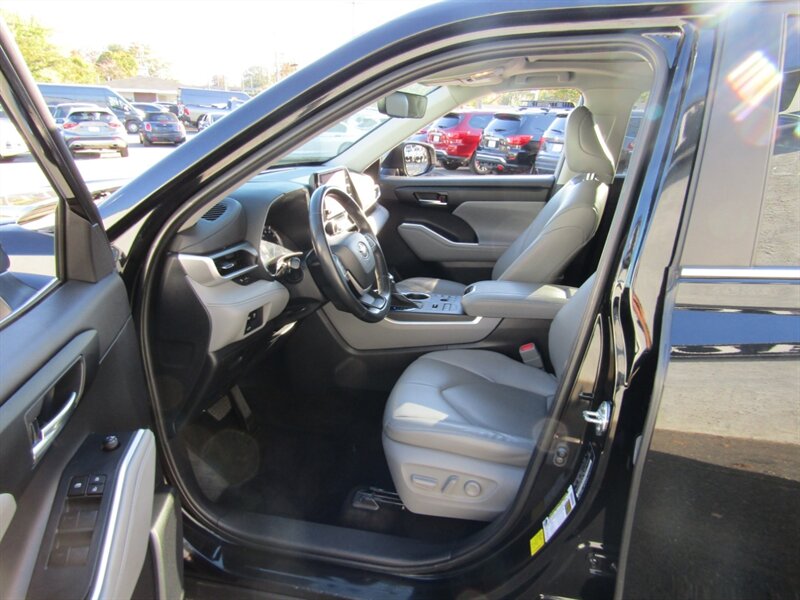 2023 Toyota Highlander XLE   - Photo 34 - Haddon Twp, NJ 08107