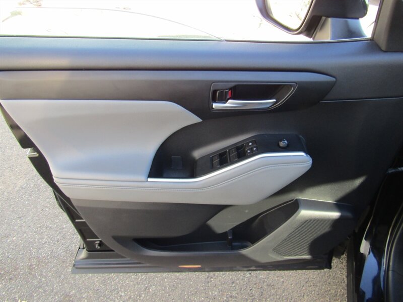 2023 Toyota Highlander XLE   - Photo 32 - Haddon Twp, NJ 08107