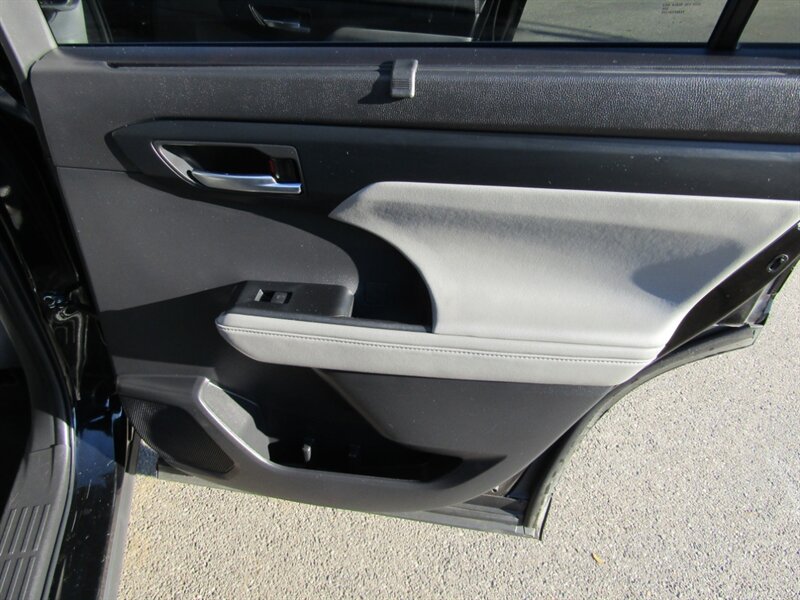 2023 Toyota Highlander XLE   - Photo 40 - Haddon Twp, NJ 08107