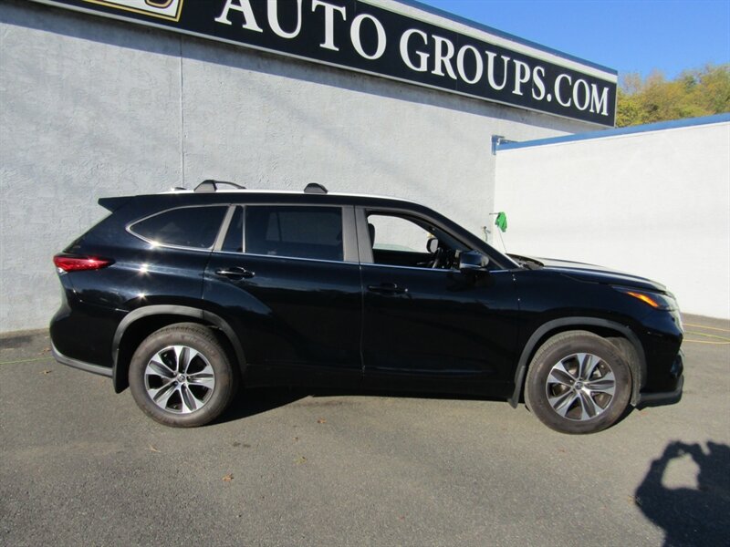 2023 Toyota Highlander XLE   - Photo 8 - Haddon Twp, NJ 08107