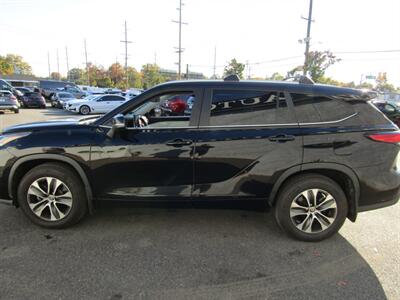 2023 Toyota Highlander XLE   - Photo 4 - Haddon Twp, NJ 08107