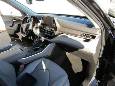 2023 Toyota Highlander XLE   - Photo 42 - Haddon Twp, NJ 08107