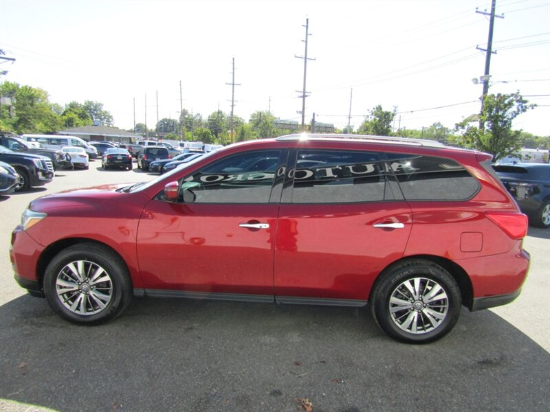 2018 Nissan Pathfinder SV photo 2