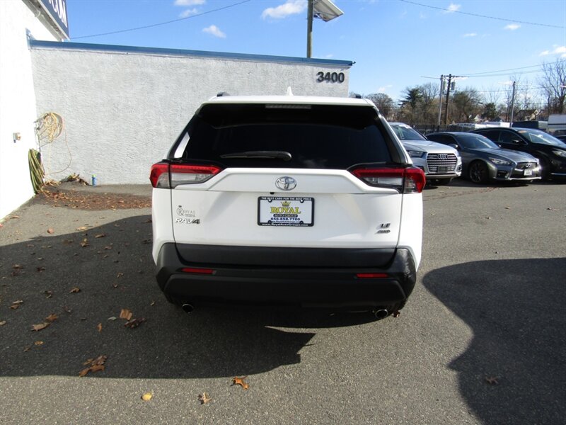 2019 Toyota RAV4 LE photo 4