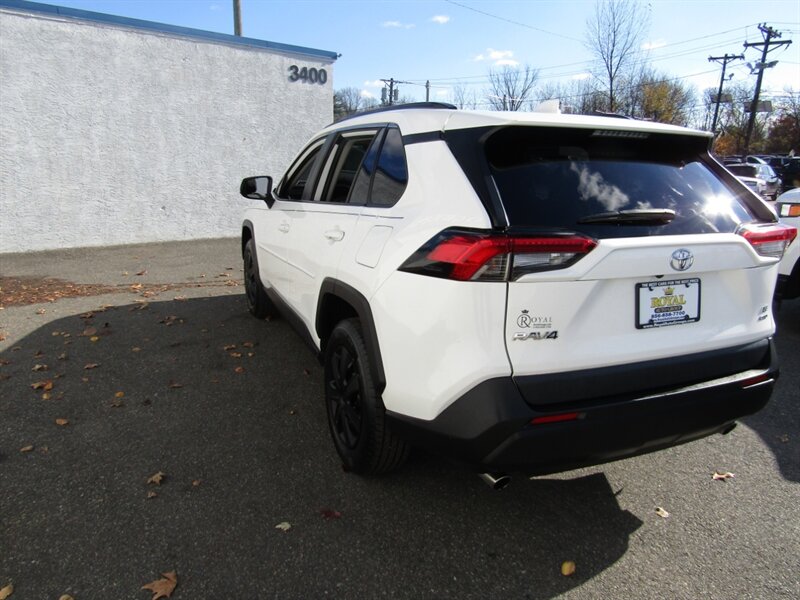 2019 Toyota RAV4 LE photo 3