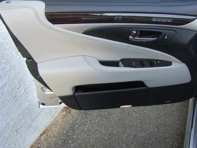 2013 Lexus LS NAV,COMFORT PKG,ALL WEATHER PKG,SILVER CERTIFIED - Photo 9 - Haddon Twp, NJ 08107
