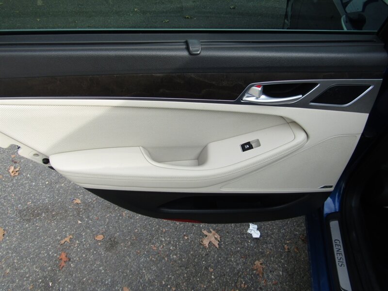 2015 Hyundai Genesis AWD,ULTIMATE SIGNATURE TECH PKG,,SILVER CERTIFIED - Photo 17 - Haddon Twp, NJ 08107