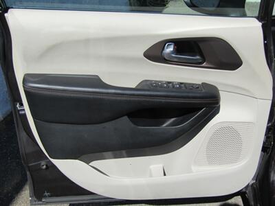 2017 Chrysler Pacifica Touring   - Photo 11 - Haddon Twp, NJ 08107