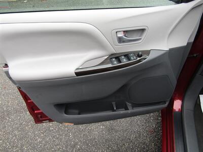 2017 Toyota Sienna XLE,NAV,LEATHER,TECH PKG,RVC,SILVER CERTIFIED   - Photo 12 - Haddon Twp, NJ 08107