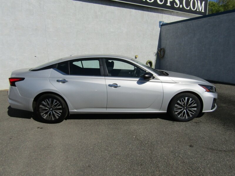 2024 Nissan Altima SV photo 2