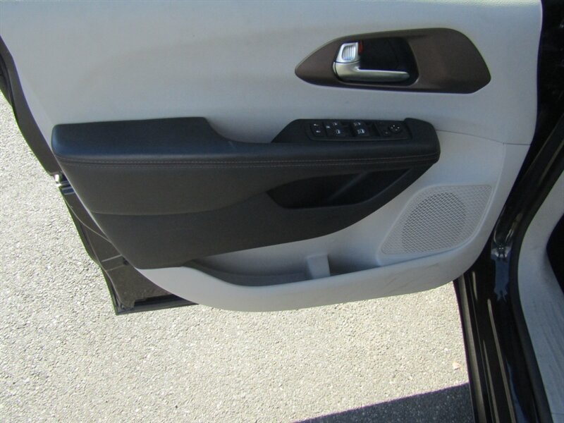 2019 Chrysler Pacifica TOURING,PWR PKG,CONV PKG,RVC,SILVER CERTIFIED - Photo 11 - Haddon Twp, NJ 08107