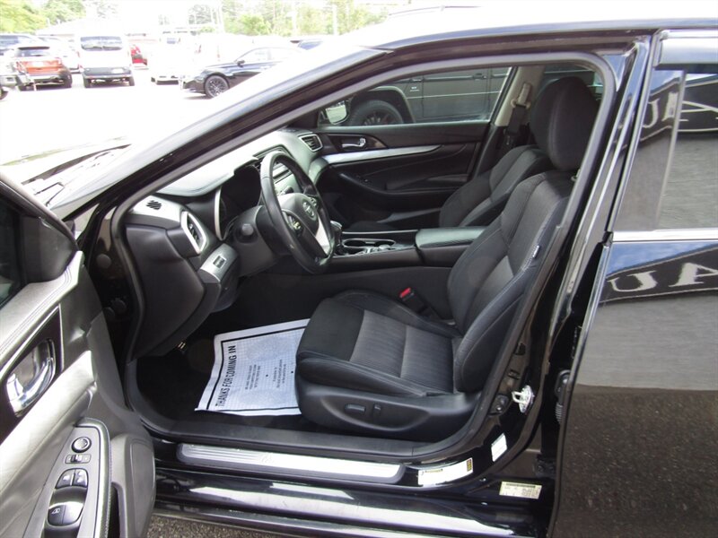 2016 Nissan Maxima S photo 29