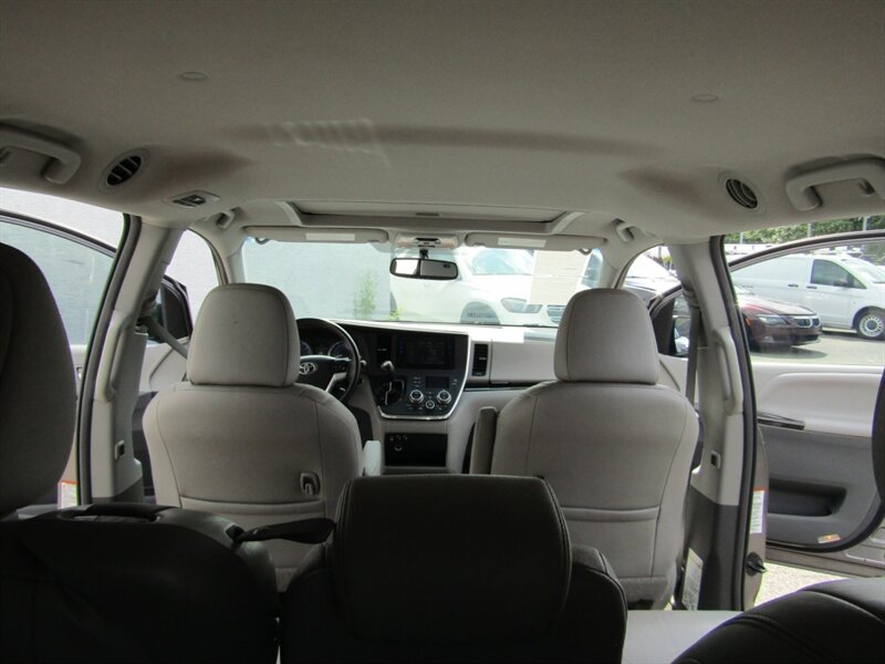 2015 Toyota Sienna XLE 7-Passenger Auto - Photo 37 - Haddon Twp, NJ 08107