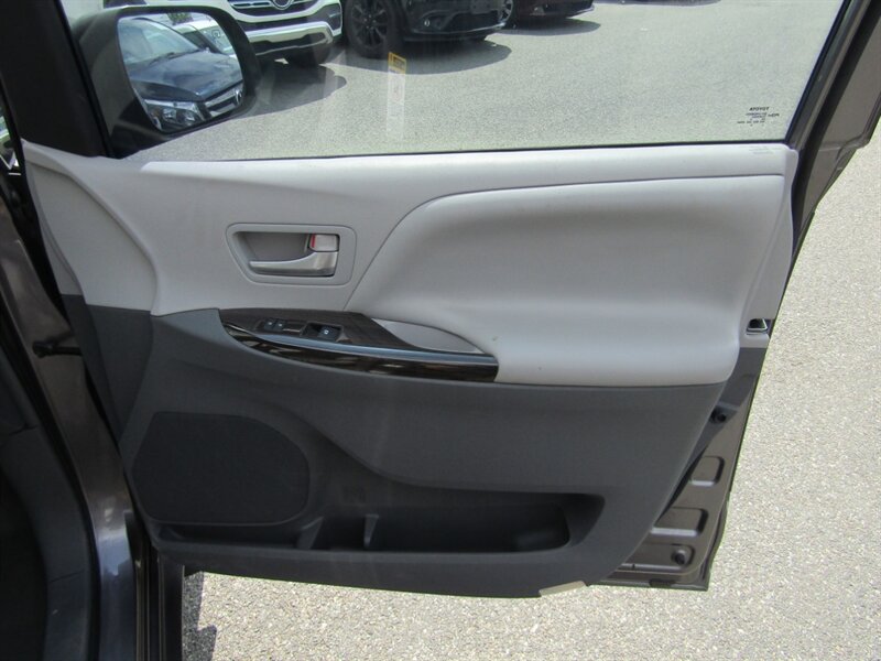 2015 Toyota Sienna XLE 7-Passenger Auto - Photo 41 - Haddon Twp, NJ 08107