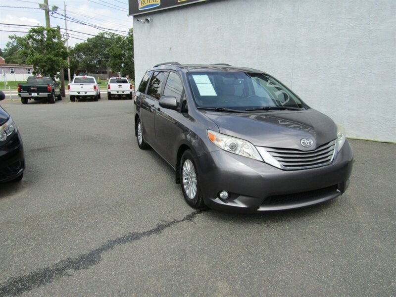 2015 Toyota Sienna XLE 7-Passenger Auto - Photo 1 - Haddon Twp, NJ 08107
