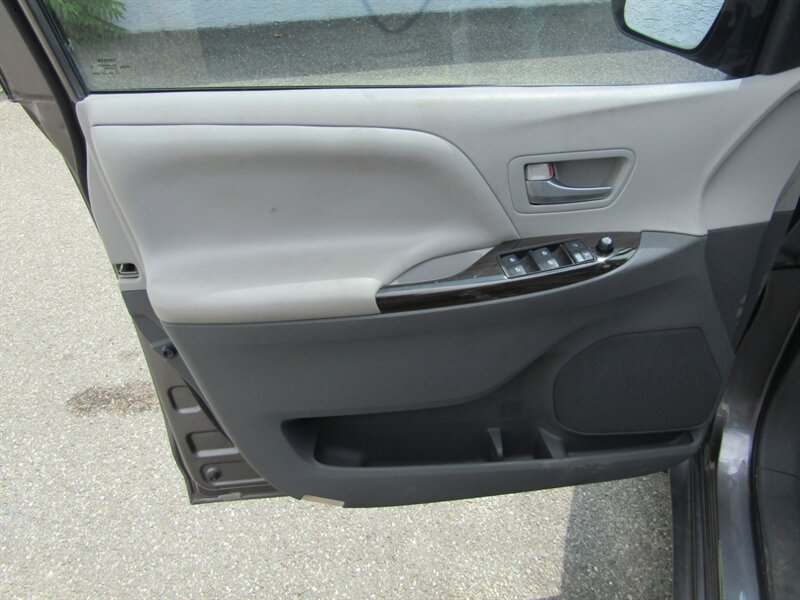 2015 Toyota Sienna XLE 7-Passenger Auto - Photo 28 - Haddon Twp, NJ 08107