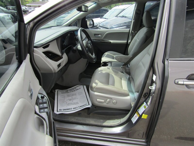 2015 Toyota Sienna XLE 7-Passenger Auto - Photo 29 - Haddon Twp, NJ 08107