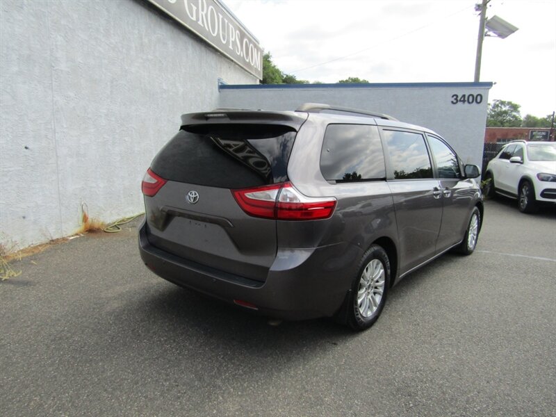 2015 Toyota Sienna XLE 7-Passenger Auto - Photo 7 - Haddon Twp, NJ 08107