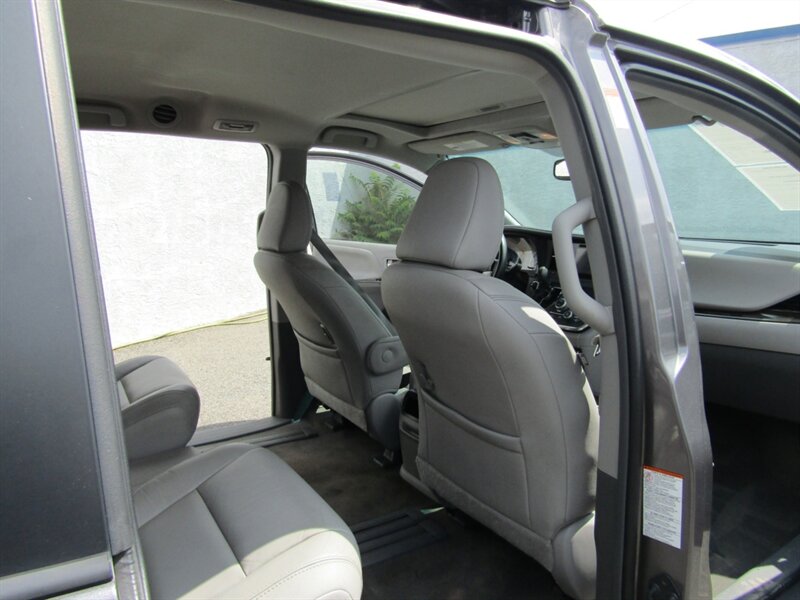 2015 Toyota Sienna XLE 7-Passenger Auto - Photo 39 - Haddon Twp, NJ 08107