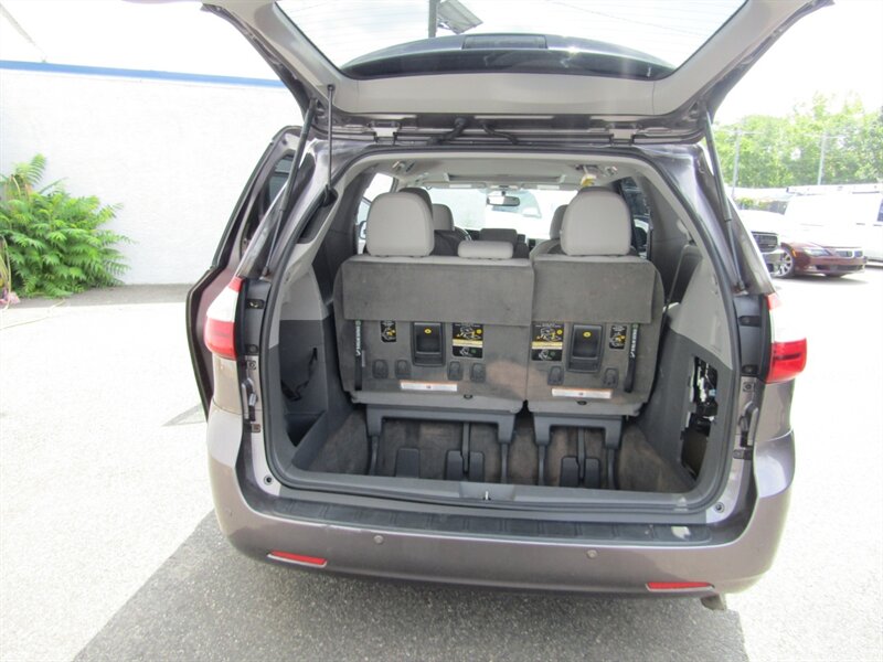 2015 Toyota Sienna XLE 7-Passenger Auto - Photo 33 - Haddon Twp, NJ 08107