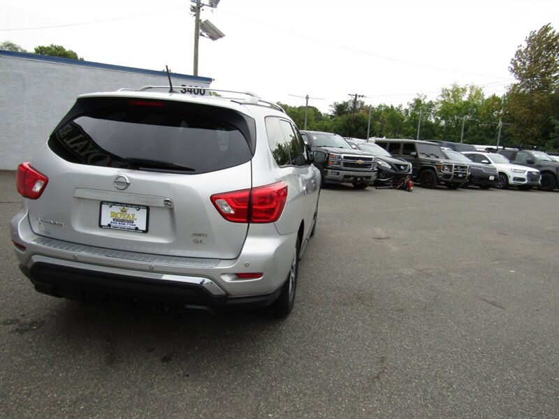 2017 Nissan Pathfinder SL photo 25
