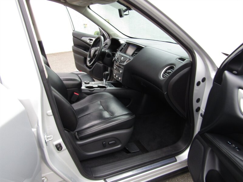 2017 Nissan Pathfinder SL photo 36