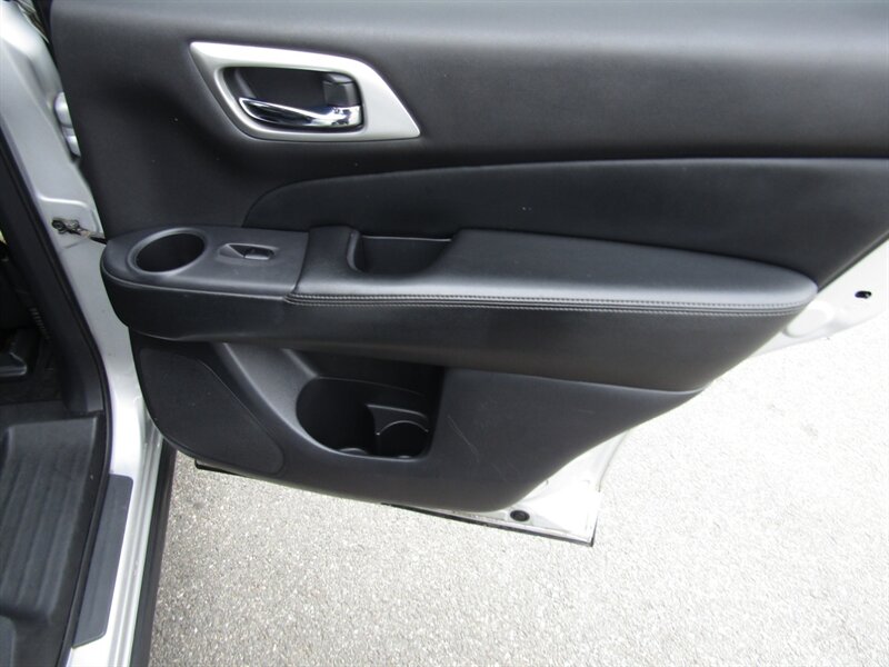 2017 Nissan Pathfinder SL photo 35