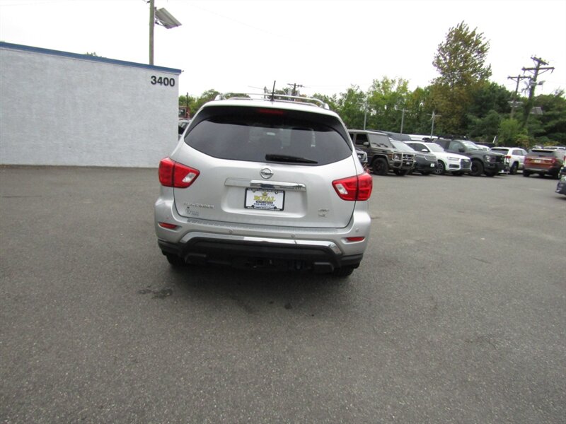 2017 Nissan Pathfinder SL photo 2