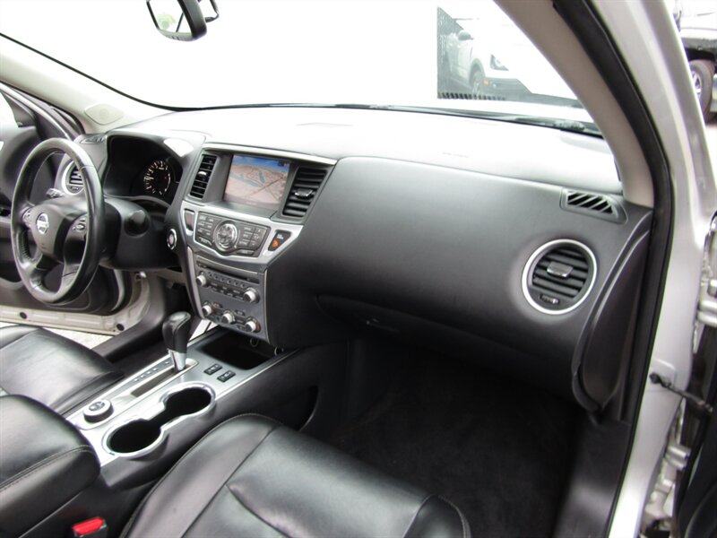 2017 Nissan Pathfinder SL photo 38