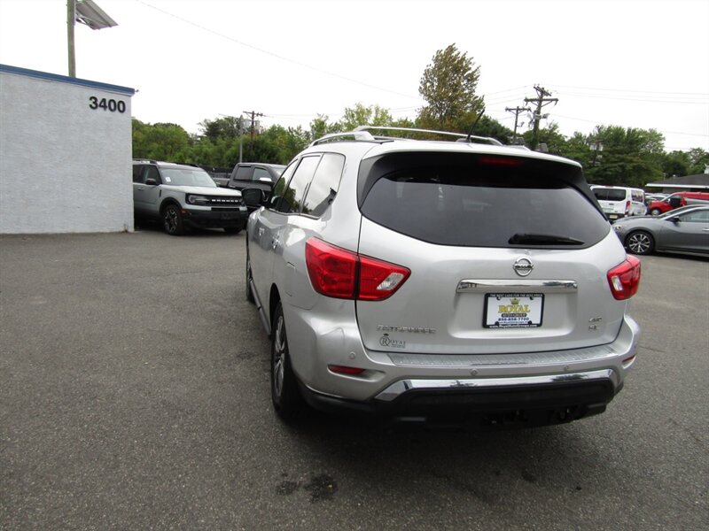 2017 Nissan Pathfinder SL photo 24
